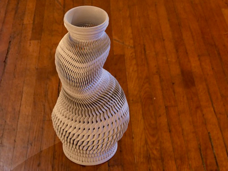 螺旋形复杂的花瓶