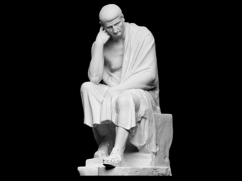 坐着的哲学家雕像